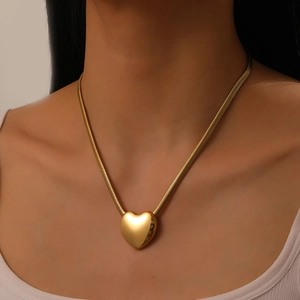 Collana a catena a serpente dorata in acciaio inossidabile con pendente cuore 3D