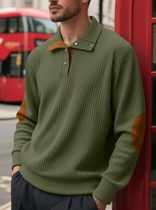 Détail d'un pull en maille côtelée vert armée avec coudières marron et col à boutons