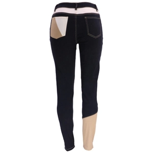 Dettaglio posteriore di jeans slim blu scuro con pannelli a contrasto kaki e bianco
