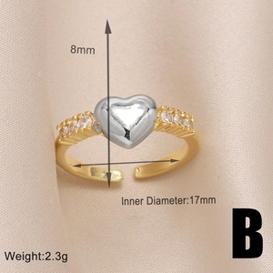 Dettaglio anello a cuore bicolore con zirconi e info sul diametro interno di 17 mm