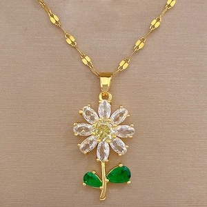 Primer plano de collar de flores en acero de titanio con hojas verdes y micro cristales