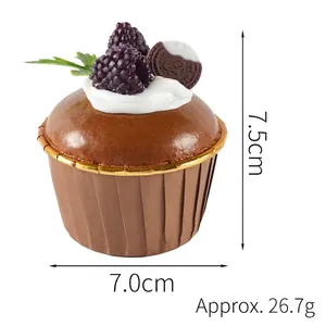 Realistisches künstliches Schokoladen-Cupcake-Modell mit weißer Sahne und Beeren