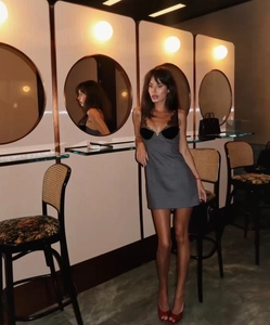Detalle de vestido mini gris con encaje negro en el escote y diseño de ajuste ceñido