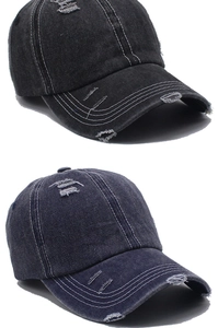 Dettaglio di cappelli da baseball in denim vintage con fori sfilacciati e cuciture a contrasto