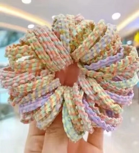 Gros plan d'élastiques à cheveux rayés aux couleurs macarons pour filles