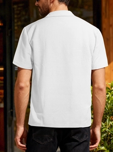 Vue arrière détaillée d'un polo blanc à manches courtes pour hommes en maille texturée