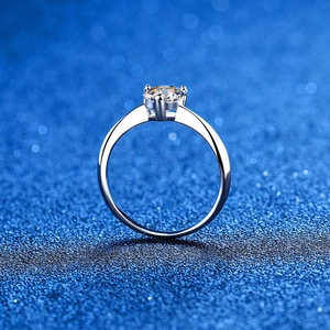 Elegant S925 sterling silver ring with 1 carat heart-shaped moissanite on blue background