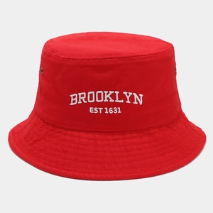 Dettaglio del cappello a secchiello in cotone rosso con ricamo Brooklyn e occhielli in metallo