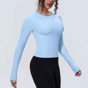 Haut de yoga bleu clair à manches longues ajusté en tissu respirant et coupe courte