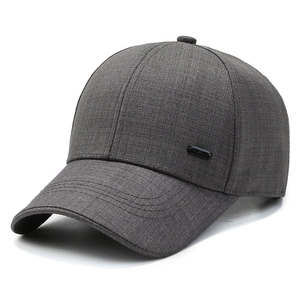 Klassieke heren baseballpet van getextureerde antracietgrijze pakstof met metalen accent