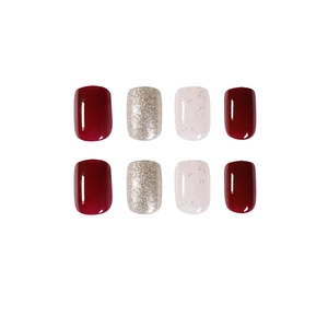 Faux ongles carrés courts bordeaux pailletés et style artistique avec feuille d'argent