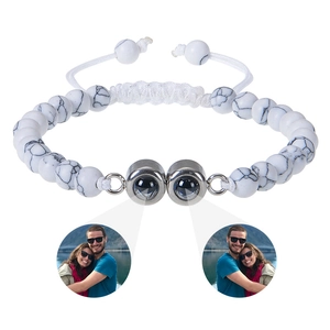 Vue détaillée des perles de turquoise blanche et pendentif de projection photo de couple