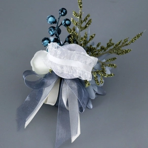 Détail du corsage de poignet de mariage en tissu bleu clair avec ruban élastique