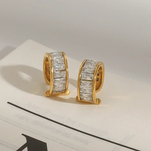 Boucles d'oreilles C en acier doré 18K avec zircons cubiques de taille baguette