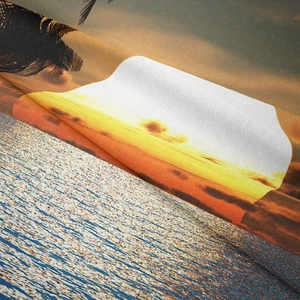 Détail de la tapisserie bohème plage au coucher du soleil montrant la texture douce