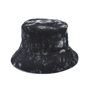 Détail du bob en coton teinté noir et blanc avec une texture d'encre de Chine
