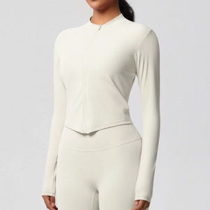 Détail de la veste de sport ajustée crème avec col montant et fermeture éclair