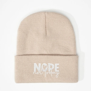 Bonnet en maille beige avec broderie NOPE not today et un design côtelé à revers