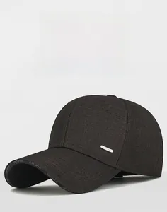 Détail de la casquette de baseball gris foncé avec logo Sport en métal et texture