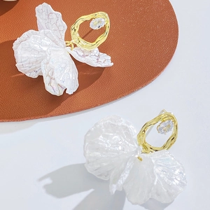 Boucles d'oreilles pétales en acrylique irisé avec anneaux dorés et clous en zircon