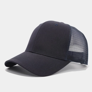 Detail van de ademende marineblauwe mesh en de gebogen rand van deze trucker baseballpet
