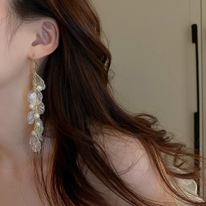 Boucles d'oreilles pendantes fleurs en acrylique aux pétales irisées et perles pour femme