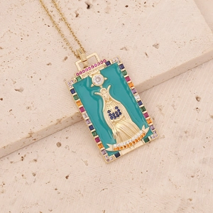 Détail macro du collier Tarot La Papesse avec pierres colorées et émail turquoise