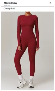 Détail du haut à manches longues ajusté et du legging de yoga taille haute rouge cerise