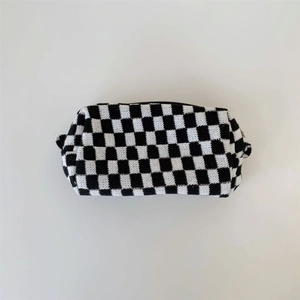 Knitted checkerboard makeup bag with black zipper in high-quality black and white pattern