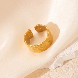 Détail de la texture feuille sur une bague large en acier inoxydable doré pour femme