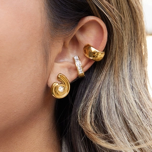 Set di orecchini e ear cuff in acciaio inossidabile dorato 18K con strass brillanti