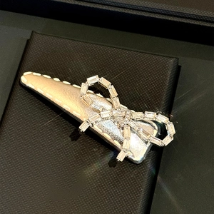 Barrette à cheveux élégante avec nœud en strass et base métallique triangulaire argent