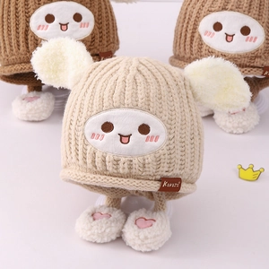 Détails de maille et broderie visage de lapin sur ce bonnet d'hiver pour enfants