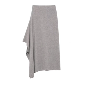 Jupe midi en maille gris clair chic avec un ourlet asymétrique moderne et design épuré