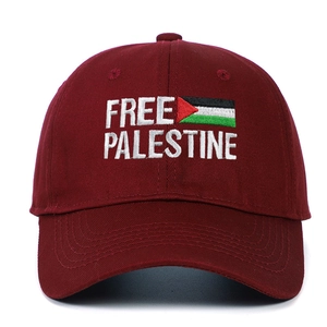 Dettaglio del ricamo Free Palestine e della bandiera su berretto da baseball bordeaux