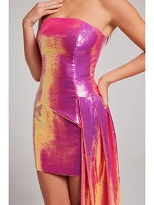 Dettaglio dell'abito a fascia con paillettes fucsia e oro con drappeggio laterale e fit