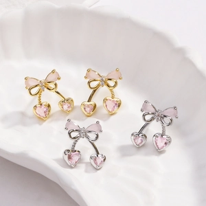 Orecchini a fiocco placcati oro 18K con ciliegie in zircone rosa su vassoio a conchiglia