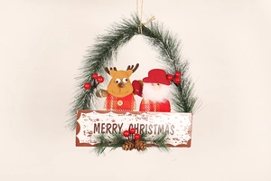Detail eines Weihnachtskranzes mit Plüsch-Nikolaus, Rentier und Merry Christmas Holzschild