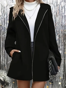 Giacca da donna nera con cappuccio cerniera e tasche in stile casual ed elegante