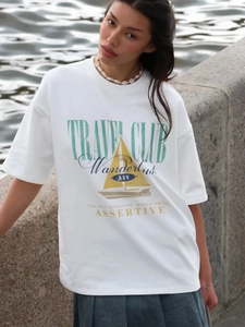 Λεπτομέρεια λευκού βαμβακερού T-shirt με τύπωμα ιστιοφόρου και κείμενο Travel Club