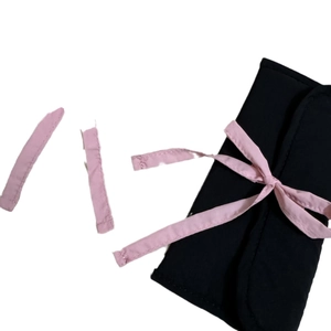 Grande trousse ballet en tissu noir avec fermeture à nœud rose, vue à plat sur fond blanc