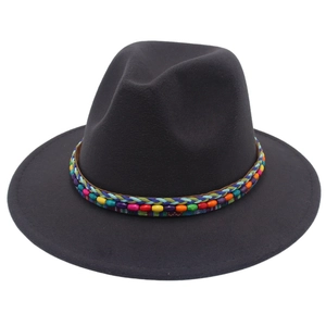 Détail d'un chapeau fedora gris foncé avec bande perlée ethnique tissée à la main