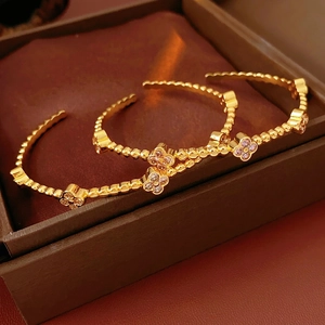 Bracciale a quadrifoglio placcato oro 18k con zirconi scintillanti su custodia