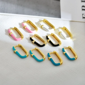 Boucles d'oreilles minimalistes en émail en forme de U dorées avec oxydes de zirconium