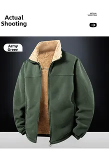 Dettaglio della giacca in pile verde militare con calda fodera in lana d'agnello color kaki