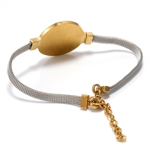 Dettaglio macro del braccialetto in maglia bicolore oro 18 carati e argento con catenina