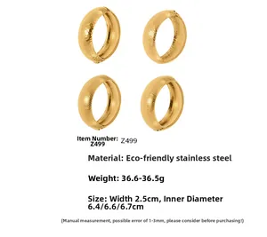 Dettaglio macro del bracciale in acciaio inossidabile placcato oro 18k con dimensioni