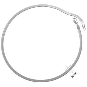Detalle de una cadena de serpiente plana plateada de 5mm con acabado metálico pulido