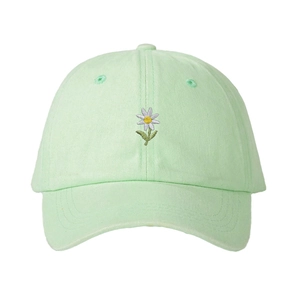 Casquette de baseball vert clair classique avec broderie marguerite sur fond blanc