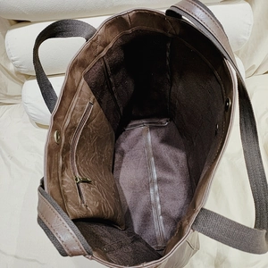 Détail de l'intérieur d'un grand cabas en cuir vintage marron avec poche latérale zippée